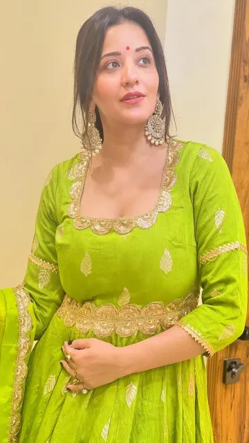 Social Media पर  हुआ वायरल Monalisa का Graceful Traditional Look