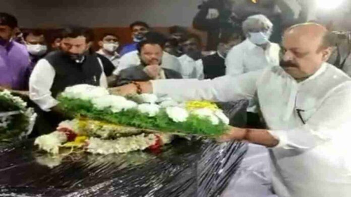 cm bommai paying respect to kid who lost his life in ukraine