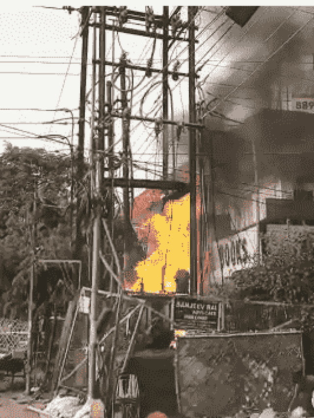 यूपी: लखनऊ के इंदिरा नगर में आम्रपाली चौराहे के पास  ट्रांसफार्मर में लगी आग, दमकल विभाग की गाड़ी ने आग पर पाया काबू