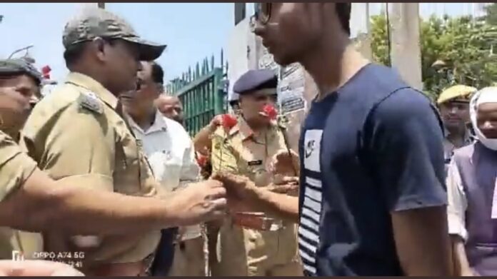 lucknow police gave red roses