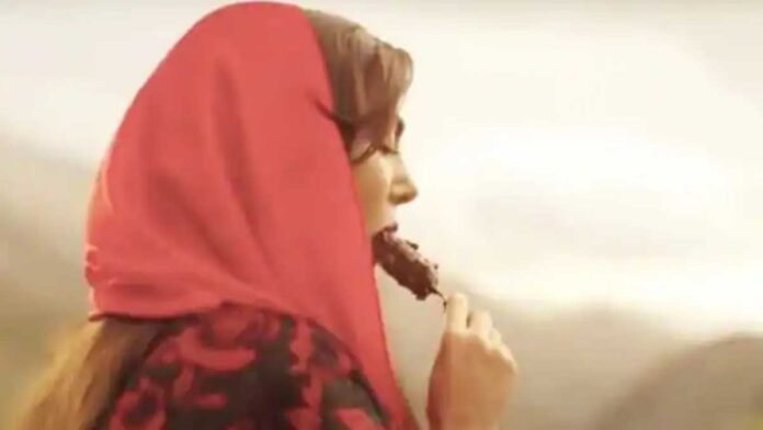 iran hijab women ice-cream eating